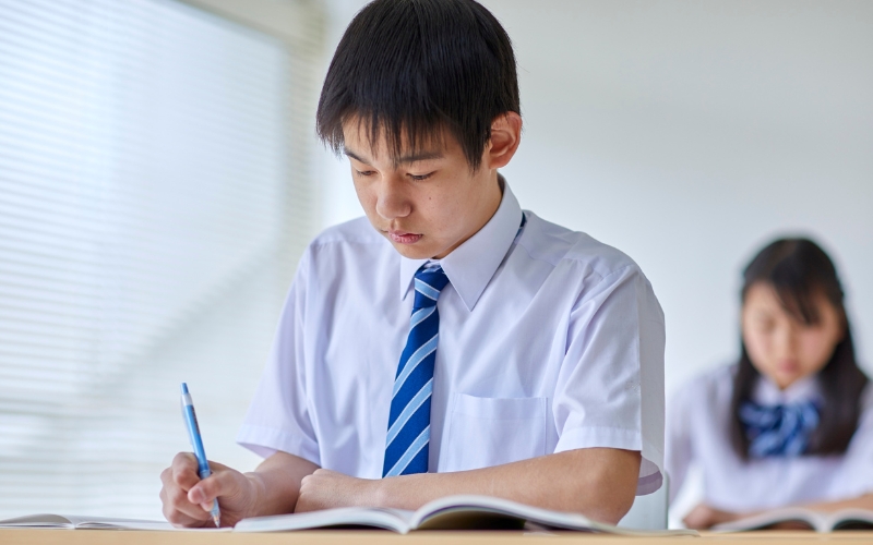 nên cho con học trường quốc tế hay công lập