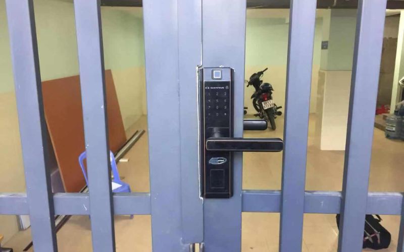 khóa điện tử cửa sắt