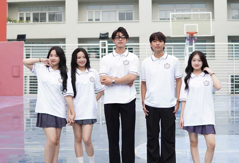 đồng phục màu trắng