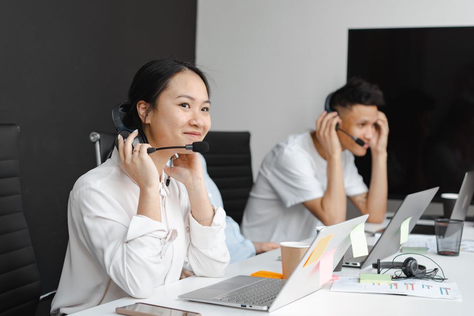 AI agent cho doanh nghiệp dịch vụ mùa cao điểm: Giảm quá tải đặt lịch, tư vấn và chăm sóc khách hàng AI agent cho doanh nghiệp dịch vụ mùa cao điểm: Giảm quá tải đặt lịch, tư vấn và chăm sóc khách hàng